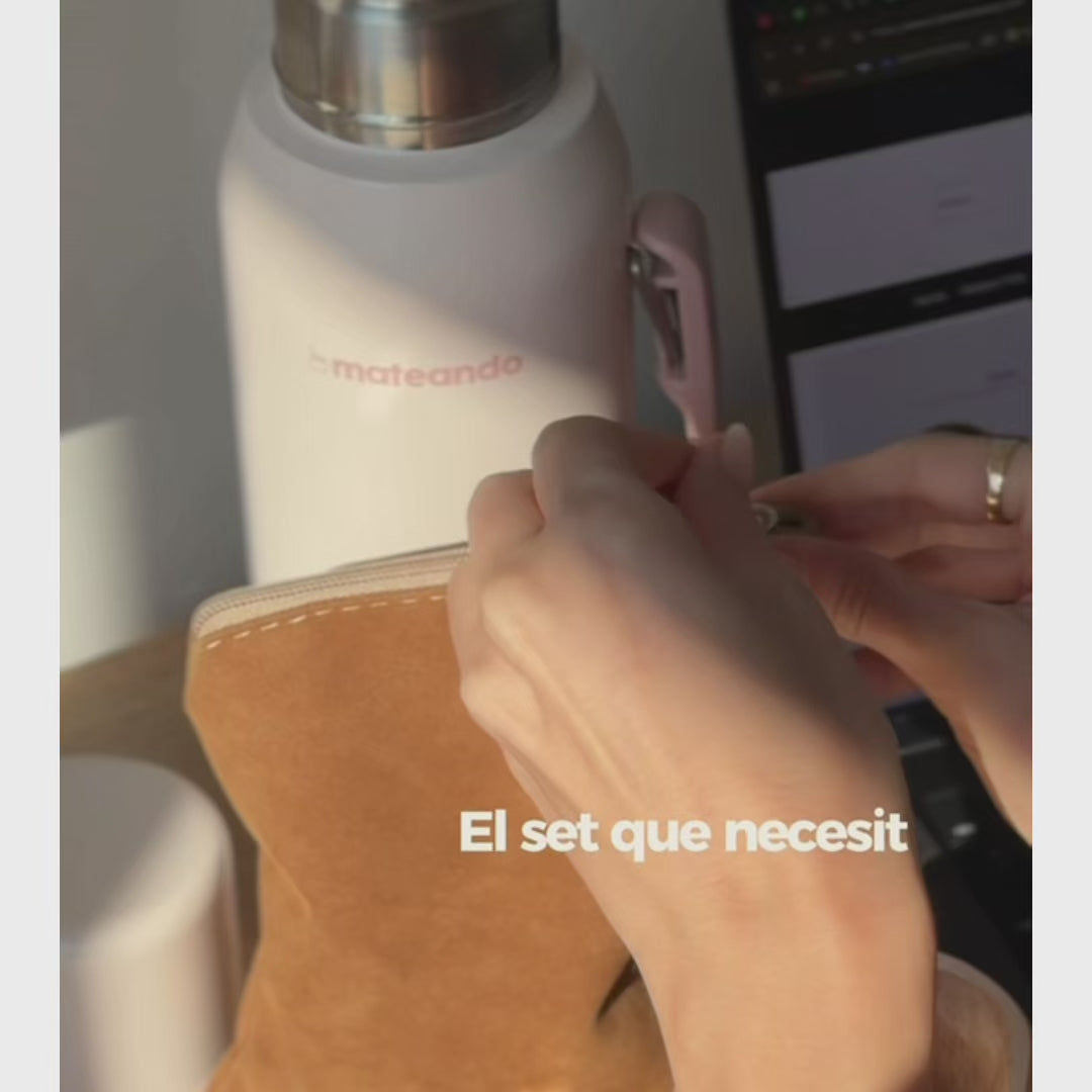 Cargar vídeo: Kit Mate Vaca Ranchero Blanco + Termo Mateando 1Lt Rose Quartz + Bombilla