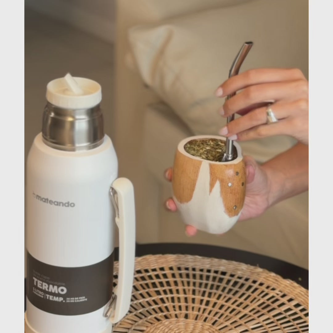 Cargar vídeo: Set Mate Vaca Ranchero Blanco + Termo Mateando 1000 ml Blanco + Bombilla