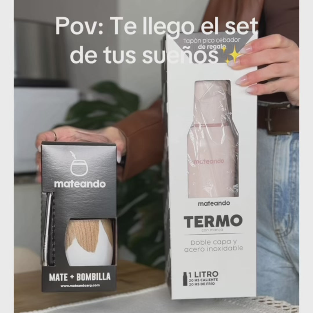 Cargar vídeo: Kit Mate Vaca Ranchero Blanco + Termo Mateando 1Lt Rose Quartz + Bombilla
